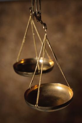 Picture of an old fashioned scale used to measure the weight of an object.